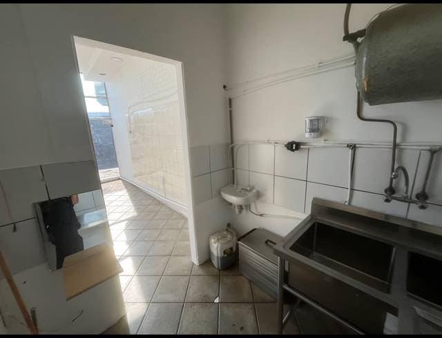 33M² BUSINESS TO LET IN PARKLANDS